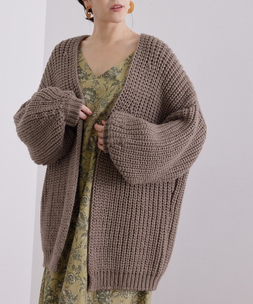 SALON adam et rope'（サロン アダム エ ロペ）の「<春まで使える>ローゲージ袖ボリュームニットカーディガン（カーディガン/ボレロ・レディース・チャコールグレー/ブラウン/オフホワイト・FREE）」の9枚目の写真