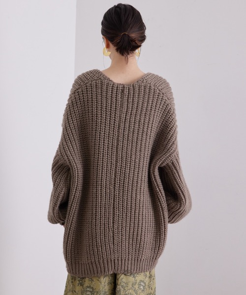 SALON adam et rope'（サロン アダム エ ロペ）の「<春まで使える>ローゲージ袖ボリュームニットカーディガン（カーディガン/ボレロ・レディース・チャコールグレー/ブラウン/オフホワイト・FREE）」の11枚目の写真