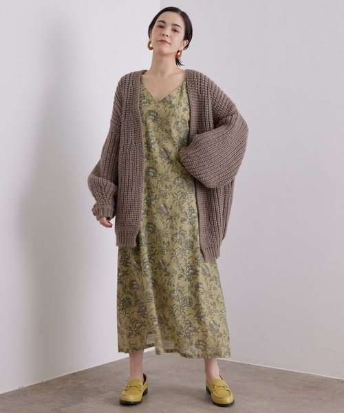 SALON adam et rope'（サロン アダム エ ロペ）の「<春まで使える>ローゲージ袖ボリュームニットカーディガン（カーディガン/ボレロ・レディース・チャコールグレー/ブラウン/オフホワイト・FREE）」の6枚目の写真