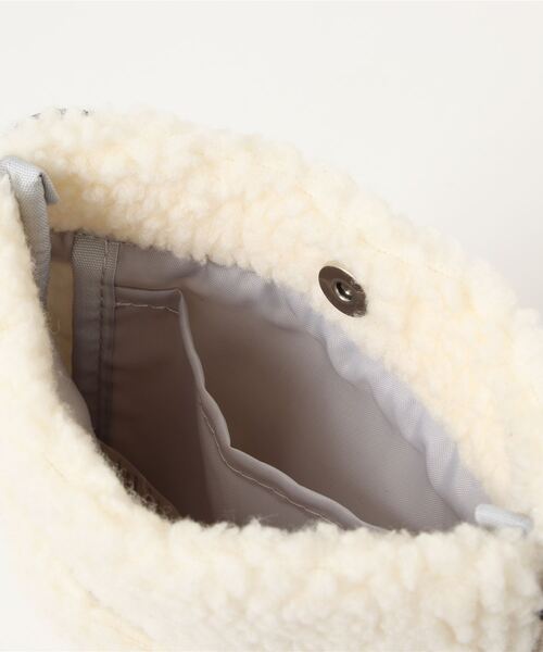 Lee（リー）の「【Lee】ボアロゴミニショルダーバッグ（ショルダーバッグ・レディース・キナリ/ダークグレー・ONE SIZE）」の5枚目の写真