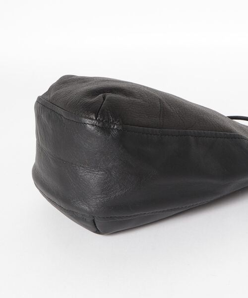 hobo（ホーボー）の「【hobo / ホーボー】DRAWSTRING POUCH COW LEATHER（ハンドバッグ・メンズ・ブラック/ホワイト・FREE）」の6枚目の写真
