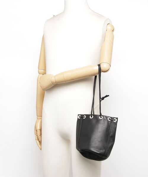 hobo（ホーボー）の「【hobo / ホーボー】DRAWSTRING POUCH COW LEATHER（ハンドバッグ・メンズ・ブラック/ホワイト・FREE）」の5枚目の写真