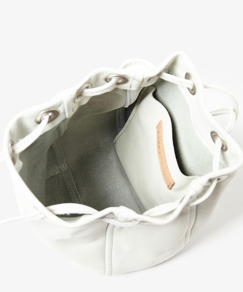 hobo（ホーボー）の「【hobo / ホーボー】DRAWSTRING POUCH COW LEATHER（ハンドバッグ・メンズ・ブラック/ホワイト・FREE）」の8枚目の写真