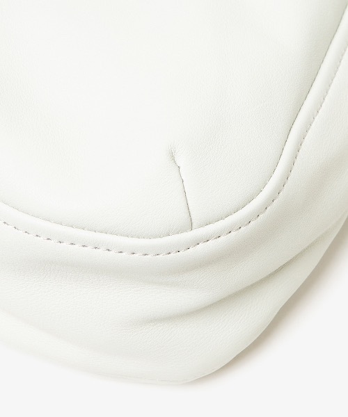 hobo（ホーボー）の「【hobo / ホーボー】DRAWSTRING POUCH COW LEATHER（ハンドバッグ・メンズ・ブラック/ホワイト・FREE）」の9枚目の写真