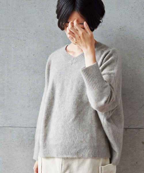 aimer le mieux(エメルミュー)の「aimer ラクーン混 Vネックプルオーバー(ニット/セーター・レディース・ベージュ/グリーン/ブラウン・FREE)」の3枚目の写真