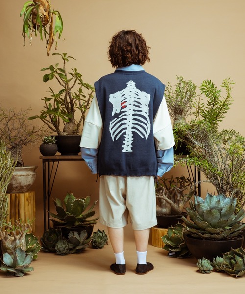 masterkey（マスターキー）の「masterkey マスターキー / FLYING-B ボーンズ柄ジャガードニットベスト / MK22S-K-10（ベスト・メンズ・ベージュ/インディゴブルー・2/1）」の6枚目の写真