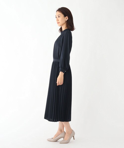 OPAQUE.CLIP（オペークドットクリップ）の「◆DELEGANTサテンプリーツワンピース【WEB限定サイズ】（ワンピース・レディース・ライトベージュ/ネイビー・36/40/34/38/42）」の3枚目の写真