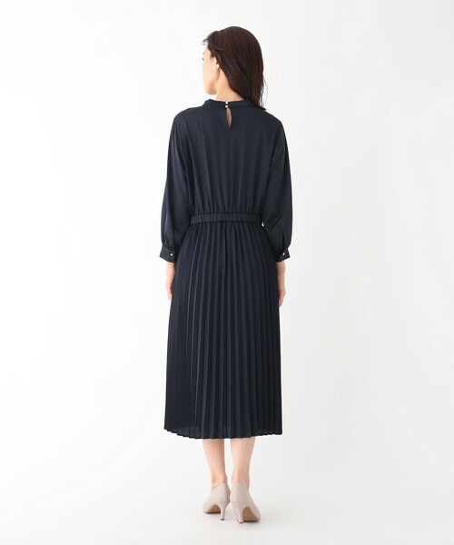 OPAQUE.CLIP（オペークドットクリップ）の「◆DELEGANTサテンプリーツワンピース【WEB限定サイズ】（ワンピース・レディース・ライトベージュ/ネイビー・36/40/34/38/42）」の12枚目の写真