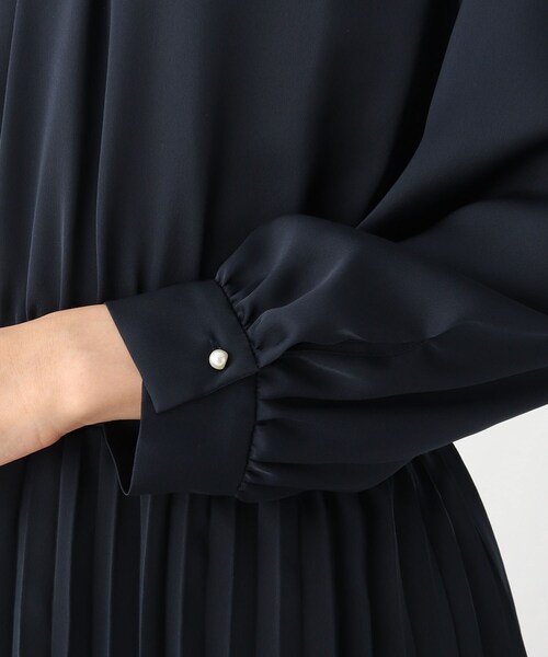 OPAQUE.CLIP（オペークドットクリップ）の「◆DELEGANTサテンプリーツワンピース【WEB限定サイズ】（ワンピース・レディース・ライトベージュ/ネイビー・36/40/34/38/42）」の7枚目の写真