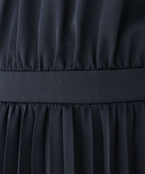 OPAQUE.CLIP（オペークドットクリップ）の「◆DELEGANTサテンプリーツワンピース【WEB限定サイズ】（ワンピース・レディース・ライトベージュ/ネイビー・36/40/34/38/42）」の6枚目の写真