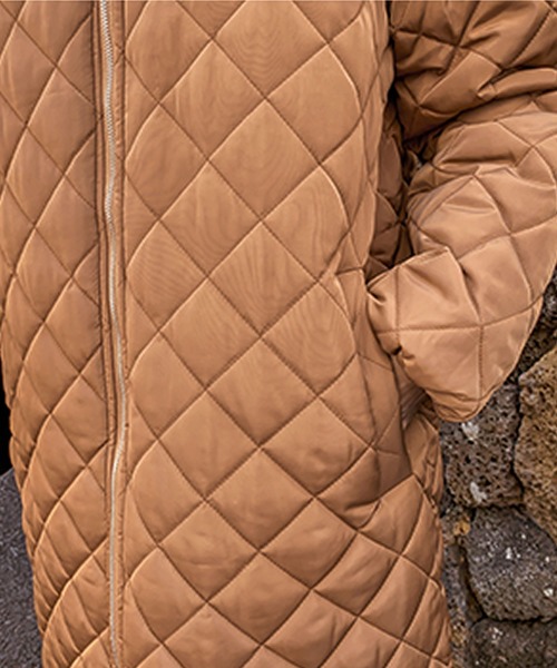 Primazel(プリマゼル)の「フード付き キルティング コート(その他アウター・レディース・ブラック/キャメル・M)」の9枚目の写真