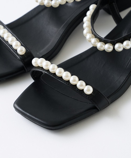natural couture（ナチュラルクチュール）の「パールストラップサンダル（サンダル・レディース・ブラック/ベージュ/アイボリー・MEDIUM/LARGE）」の6枚目の写真