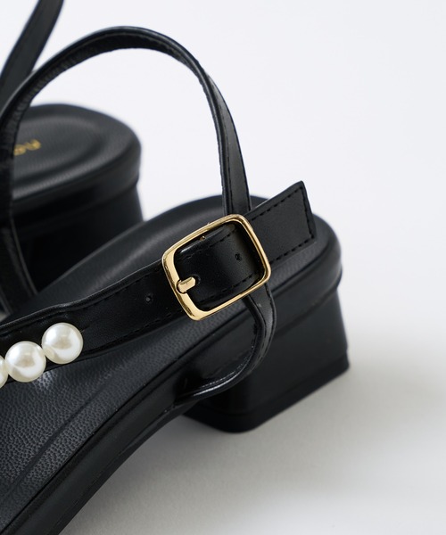 natural couture（ナチュラルクチュール）の「パールストラップサンダル（サンダル・レディース・ブラック/ベージュ/アイボリー・MEDIUM/LARGE）」の9枚目の写真