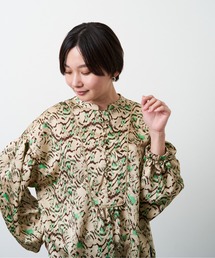 アニマル風 プリント クルミボタン ブラウス