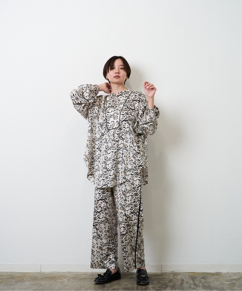 HERENCIA(ヘレンチア)の「アニマル風 プリント クルミボタン ブラウス(シャツ/ブラウス・レディース・ベージュ系その他/ホワイト系その他・MEDIUM)」の3枚目の写真