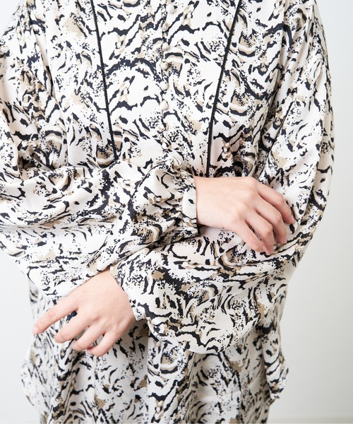 HERENCIA(ヘレンチア)の「アニマル風 プリント クルミボタン ブラウス(シャツ/ブラウス・レディース・ベージュ系その他/ホワイト系その他・MEDIUM)」の7枚目の写真