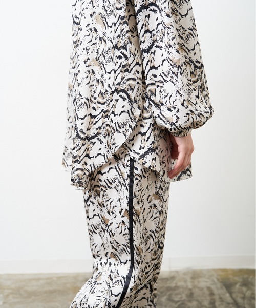 HERENCIA(ヘレンチア)の「アニマル風 プリント クルミボタン ブラウス(シャツ/ブラウス・レディース・ベージュ系その他/ホワイト系その他・MEDIUM)」の17枚目の写真