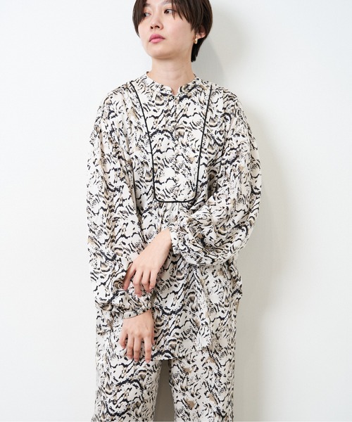 HERENCIA(ヘレンチア)の「アニマル風 プリント クルミボタン ブラウス(シャツ/ブラウス・レディース・ベージュ系その他/ホワイト系その他・MEDIUM)」の4枚目の写真