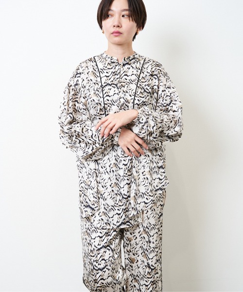 HERENCIA(ヘレンチア)の「アニマル風 プリント クルミボタン ブラウス(シャツ/ブラウス・レディース・ベージュ系その他/ホワイト系その他・MEDIUM)」の6枚目の写真