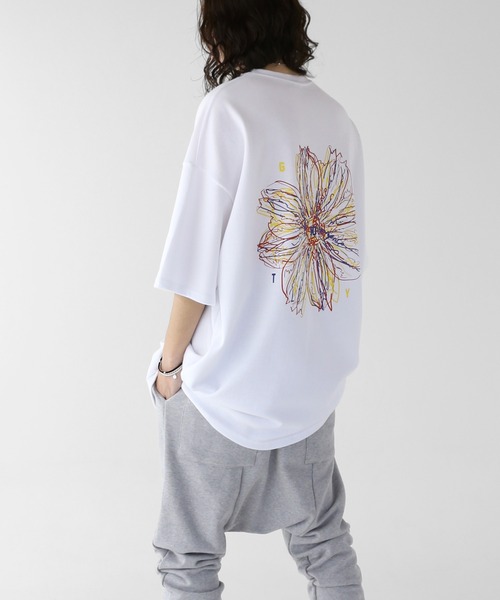 minsobi(ミンソビ)の「フラワーデザインビッグT(Tシャツ/カットソー・メンズ・ホワイト/ブラック・FREE)」の3枚目の写真