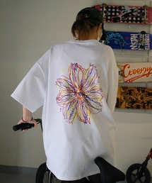 minsobi（ミンソビ）の「フローラルグラフィティ ビッグシルエット半袖Tシャツ ユニセックス（Tシャツ/カットソー）」
