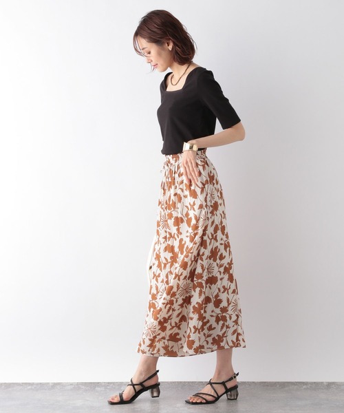 GLOBAL WORK（グローバルワーク）の「柳橋唯さんコラボ/大人T/2WAYネック/295909（Tシャツ/カットソー・レディース・オフホワイト/ブラック/ブラウン/ネイビー・MEDIUM/LARGE）」の15枚目の写真