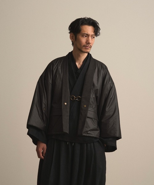 和ROBE(ワローブ)の「和ROBE / PUFFER HAORI(ブルゾン・メンズ・ブラック/ダークオリーブ・3/2)」の4枚目の写真