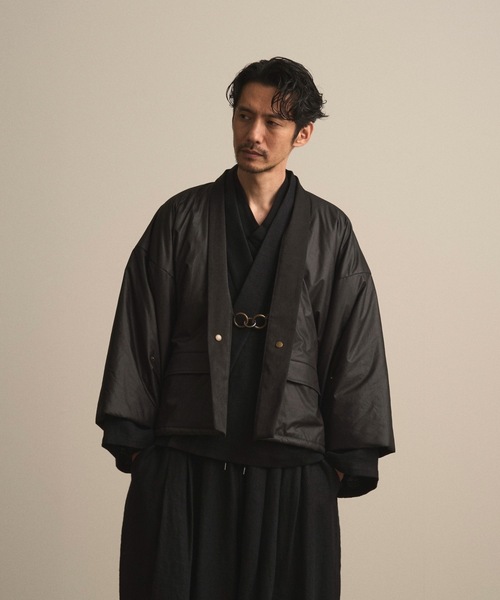 和ROBE(ワローブ)の「和ROBE / PUFFER HAORI(ブルゾン・メンズ・ブラック/ダークオリーブ・3/2)」の5枚目の写真