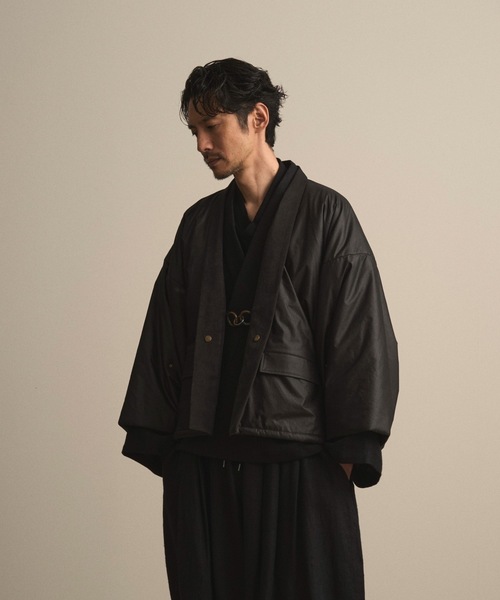 和ROBE(ワローブ)の「和ROBE / PUFFER HAORI(ブルゾン・メンズ・ブラック/ダークオリーブ・3/2)」の6枚目の写真
