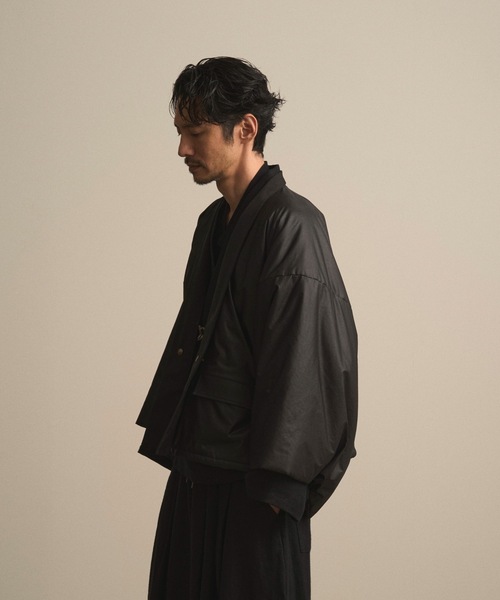 和ROBE(ワローブ)の「和ROBE / PUFFER HAORI(ブルゾン・メンズ・ブラック/ダークオリーブ・3/2)」の7枚目の写真