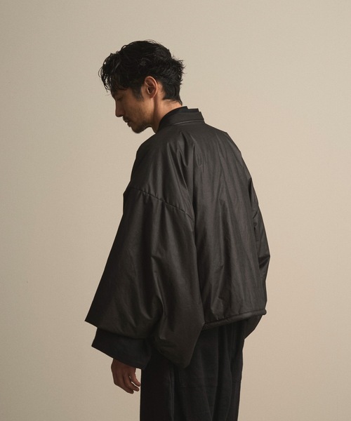 和ROBE(ワローブ)の「和ROBE / PUFFER HAORI(ブルゾン・メンズ・ブラック/ダークオリーブ・3/2)」の8枚目の写真
