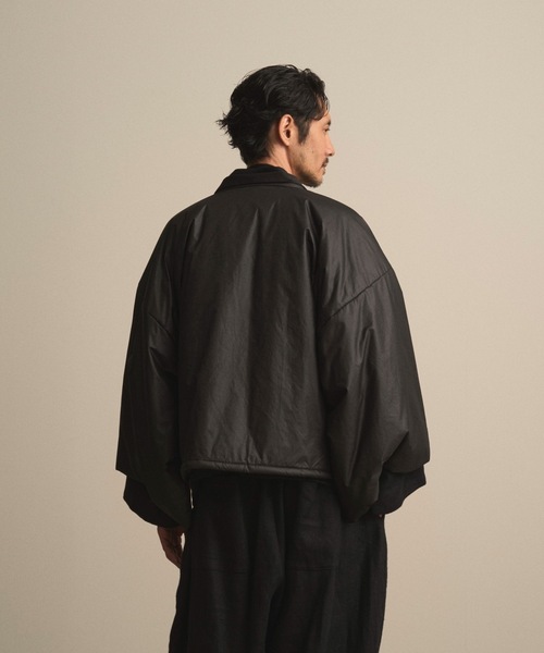 和ROBE(ワローブ)の「和ROBE / PUFFER HAORI(ブルゾン・メンズ・ブラック/ダークオリーブ・3/2)」の9枚目の写真
