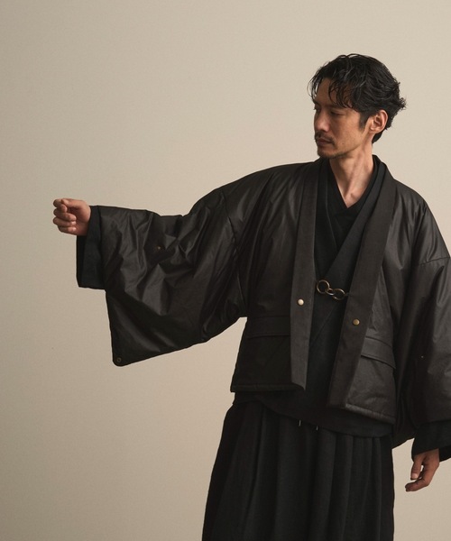 和ROBE(ワローブ)の「和ROBE / PUFFER HAORI(ブルゾン・メンズ・ブラック/ダークオリーブ・3/2)」の11枚目の写真