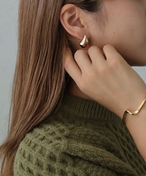 cheriella（シェリエラ）の「【cheriella】変形ドロップメタルピアス（ピアス（両耳用）・レディース・シルバー/ゴールド・FREE）」の2枚目の写真