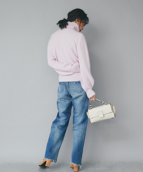 RIVE DROITE（リヴドロワ）の「つい触れたくなるようなふわふわ感/ヘアリーヤーンクロップドタートルニット（ニット/セーター・レディース・サーモンピンク/モカ/サックスブルー・FREE）」の5枚目の写真