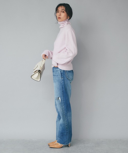 RIVE DROITE（リヴドロワ）の「つい触れたくなるようなふわふわ感/ヘアリーヤーンクロップドタートルニット（ニット/セーター・レディース・サーモンピンク/モカ/サックスブルー・FREE）」の4枚目の写真