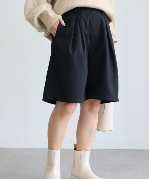 Green Parks(グリーンパークス)の「ツータックハーフパンツ(その他パンツ・レディース・ブラック/グレー/ホワイト系その他2・FREE)」の2枚目の写真