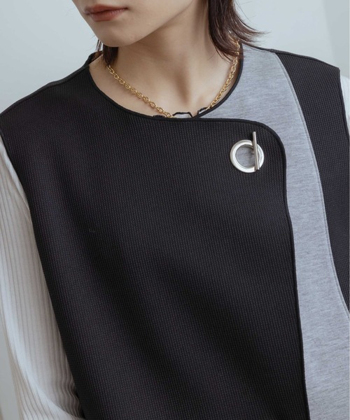 Eimee Law（エイミーロウ）の「バーボタン アイレットジレ（ベスト・レディース・ブラック/アイボリー/ライトグレー・38）」の9枚目の写真