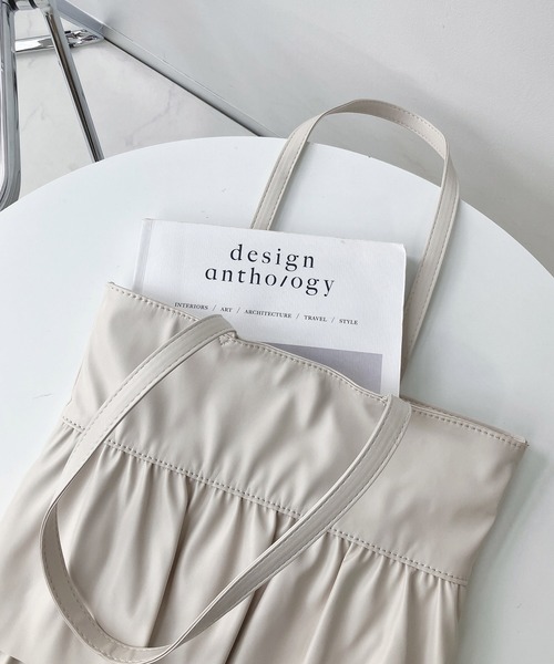 AS KNOW AS plus（アズノゥアズプラス）の「○ティアードフリルトートバッグ（トートバッグ・レディース・ピンク/ブラック/ライトベージュ/グレイッシュベージュ/ブラック系/シルバー系/アイボリー系/グリーン系その他/グレー系その他/ピンク系その他/ホワイト系その他/ブラック系その他・FREE）」の8枚目の写真