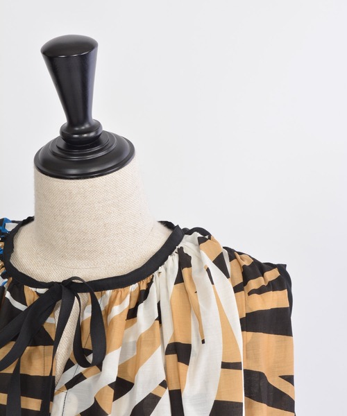 gomme（ゴム）の「リーフプリント　ギャザードッキングブラウス（シャツ/ブラウス・レディース・ホワイト/ブラック・MEDIUM）」の3枚目の写真