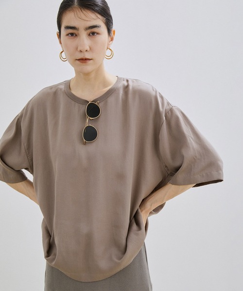 SALON adam et rope'（サロン アダム エ ロペ）の「フィブリルサテンプルオーバーTシャツ/ブラウス（Tシャツ/カットソー・レディース・ブラック/オフホワイト/ブラウン系その他2・FREE）」の3枚目の写真