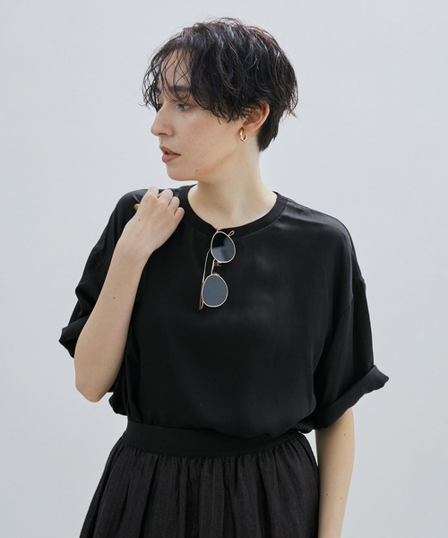 SALON adam et rope'（サロン アダム エ ロペ）の「フィブリルサテンプルオーバーTシャツ/ブラウス（Tシャツ/カットソー・レディース・ブラック/オフホワイト/ブラウン系その他2・FREE）」の2枚目の写真