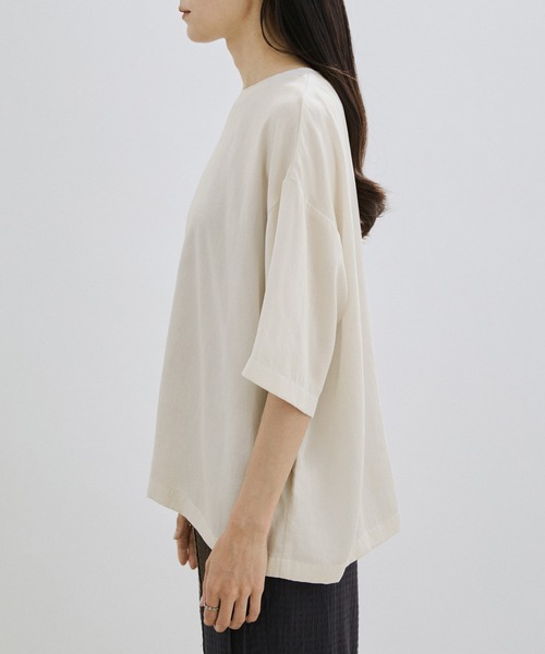 SALON adam et rope'（サロン アダム エ ロペ）の「フィブリルサテンプルオーバーTシャツ/ブラウス（Tシャツ/カットソー・レディース・ブラック/オフホワイト/ブラウン系その他2・FREE）」の7枚目の写真