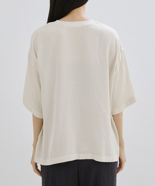 SALON adam et rope'（サロン アダム エ ロペ）の「フィブリルサテンプルオーバーTシャツ/ブラウス（Tシャツ/カットソー・レディース・ブラック/オフホワイト/ブラウン系その他2・FREE）」の10枚目の写真