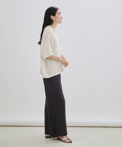SALON adam et rope'（サロン アダム エ ロペ）の「フィブリルサテンプルオーバーTシャツ/ブラウス（Tシャツ/カットソー・レディース・ブラック/オフホワイト/ブラウン系その他2・FREE）」の9枚目の写真