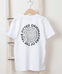 make a ray!（メイク ア レイ！）の「【NEW　ERA/ニューエラ】Circle OOTTF ブラック×グラデーションカラー バックプリント サークルロゴ 半袖Tシャツ【 140ｃｍ-160ｃｍ】レギュラーフィット/ホワイト（Tシャツ/カットソー・キッズ）」
