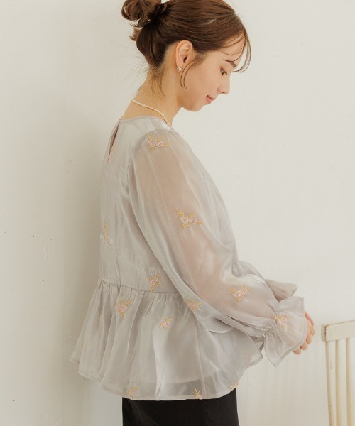 flower(フラワー)の「グロスブルーミングブラウス(シャツ/ブラウス・レディース・アッシュグレー/ブルー・FREE)」の1枚目の写真