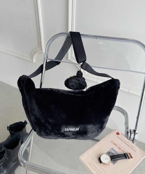 CLEA(クレア)の「韓国風ファーショルダーバッグ(ショルダーバッグ・レディース・ブラック/ベージュ/グリーン/ピンク・FREE)」の5枚目の写真