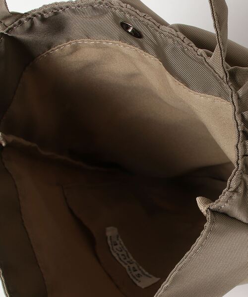 SPRUCE（スプルース）の「EM:SPRUCE フリル　ナイロン　軽量 150g　縦長トートバッグ　旅行バッグ（トートバッグ・レディース・ベージュ/ブルー/ブラック・FREE）」の6枚目の写真