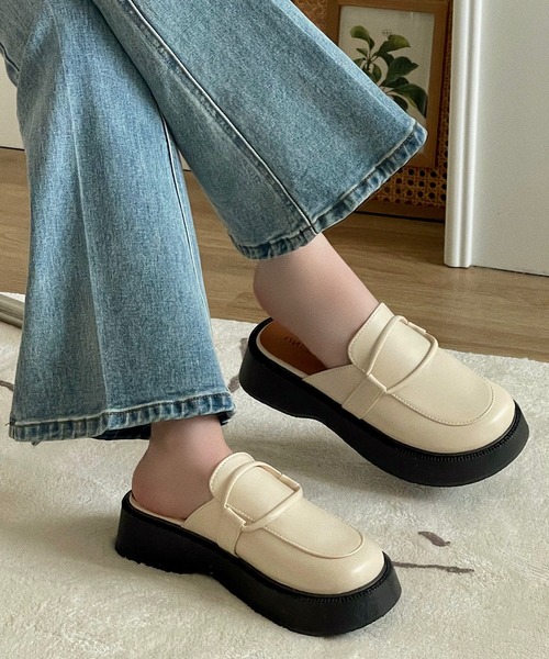 Chick(チック)の「【TAE×Chick】ラウンドミュールローファー(ローファー・レディース・ホワイト/ブラック・23.5/24/24.5/23)」の1枚目の写真